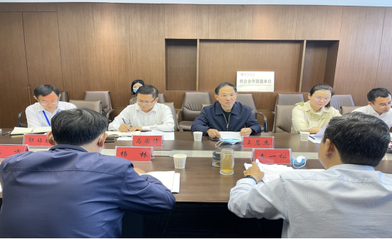 法治駐馬店（法治政府）考核組領(lǐng)導蒞臨市產(chǎn)業(yè)集團考核法治建設工作380.png