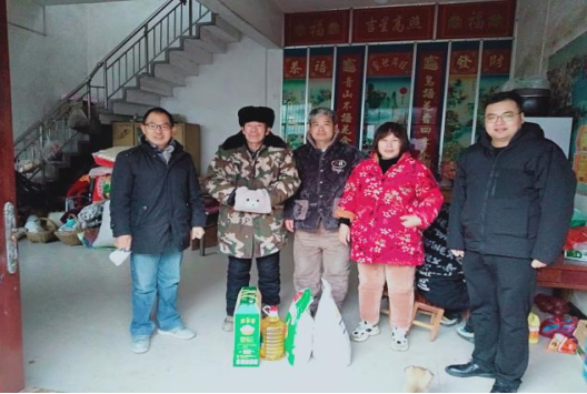 1.15市產(chǎn)投集團赴邢寨慰問簡報(2)675.png