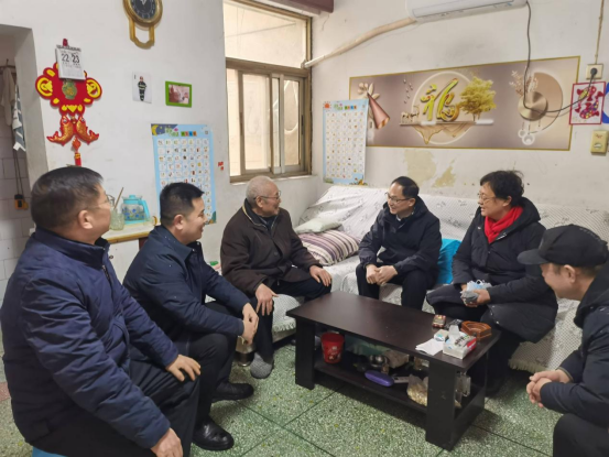 黨建引領(lǐng)聚合力 走訪慰問(wèn)暖人心—產(chǎn)業(yè)集團(tuán)開展春節(jié)走訪慰問(wèn)老黨員活動(dòng)48.png