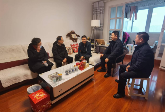 黨建引領(lǐng)聚合力 走訪慰問(wèn)暖人心—產(chǎn)業(yè)集團(tuán)開展春節(jié)走訪慰問(wèn)老黨員活動(dòng)550.png
