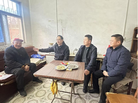 黨建引領(lǐng)聚合力 走訪慰問(wèn)暖人心—產(chǎn)業(yè)集團(tuán)開展春節(jié)走訪慰問(wèn)老黨員活動(dòng)627.png