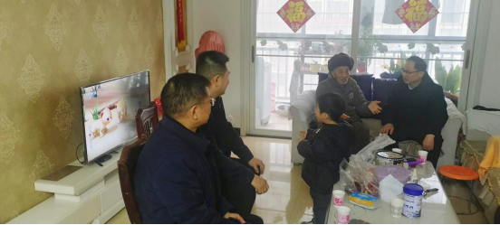 黨建引領(lǐng)聚合力 走訪慰問(wèn)暖人心—產(chǎn)業(yè)集團(tuán)開展春節(jié)走訪慰問(wèn)老黨員活動(dòng)823.png